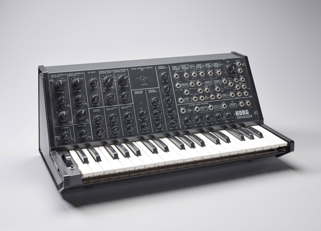 Synthesizer Korg MS-20, (um 1980)
Er ist einfach zu bedienen, hat einen aggressiven Klang und elektrisiert die Schweizer Jugend, die ab den 1980er Jahren, neben Punk und Rock, mit elektronischer Musik experimentiert.