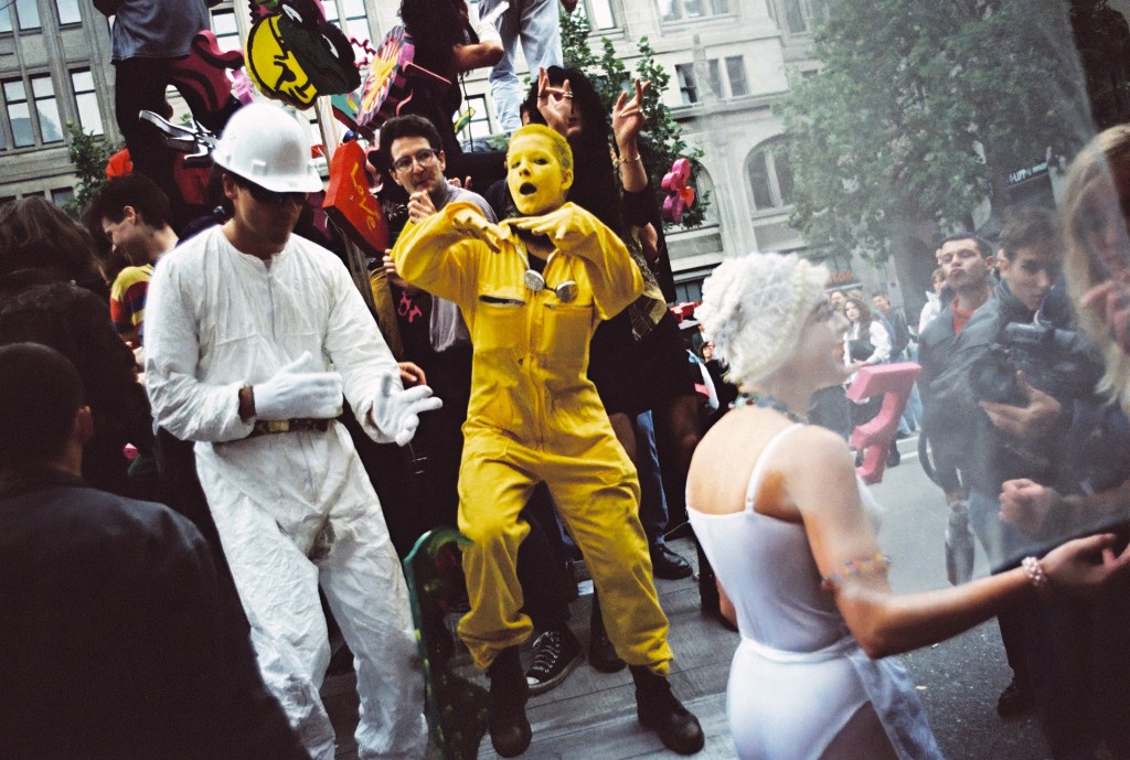 Street Parade, (1992)
1992 zieht der erste Techno-Umzug mit etwa tausend Teilnehmenden durch die Zürcher Innenstadt. Die Veranstaltung wird als politische «Demonstration für Liebe, Friede, Freiheit, Grosszügigkeit und Toleranz» bewilligt.