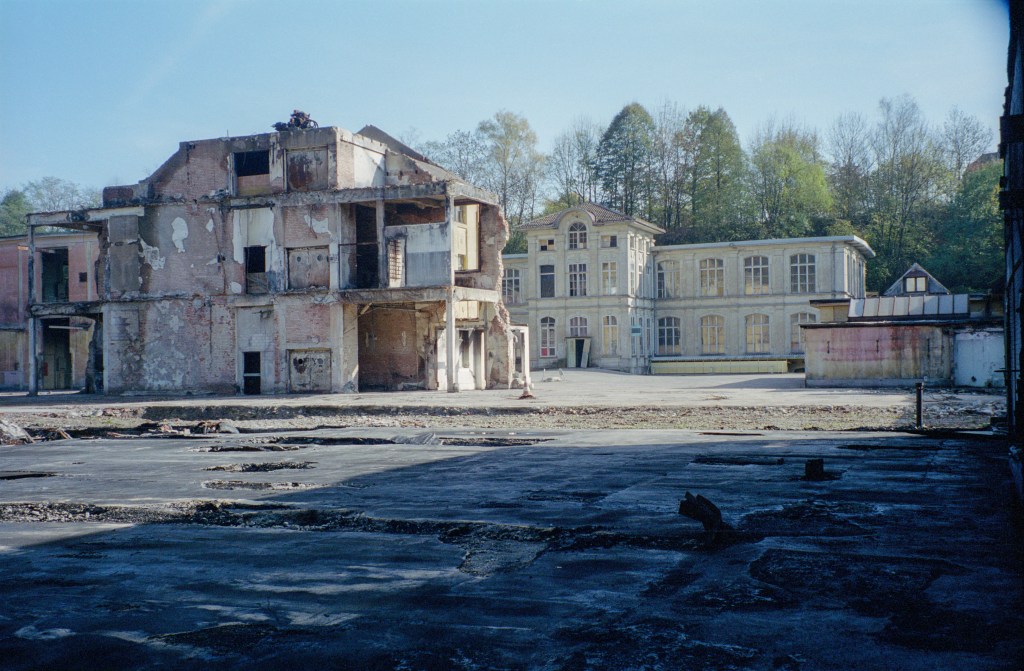 Gugelmann-Areal, Roggwil, (2001)
In den stillgelegten Fabrikhallen der Buntweberei Gugelmann im Roggwill (BE) finden ab 1993 Mega-Raves statt. 2001 zerstört ein Grossbrand auf dem Areal die Gebäude.